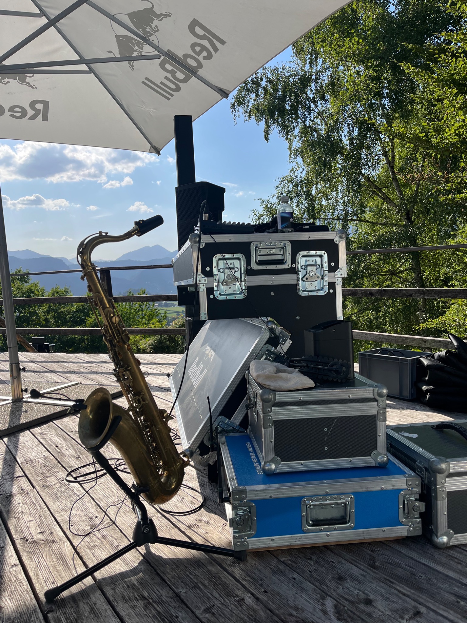 Saxophon und DJ-Equipment